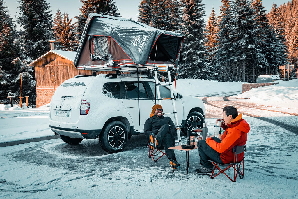 Dormire nella tenda da tetto Skycamp Mini in inverno in montagna